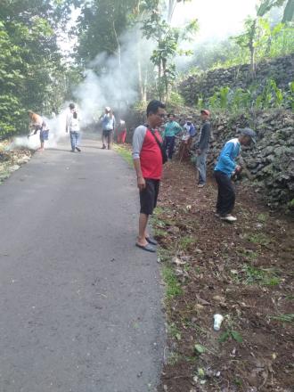 KERJA BAKTI MENJAGA KEBERSIHAN LINGKUNGAN